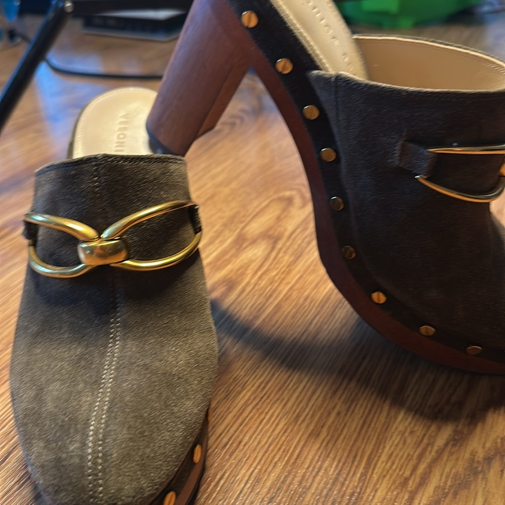 Veronica Beard Green and Gold Mules with Suede Finish!
Size 8.5/ 
3.25inch heel